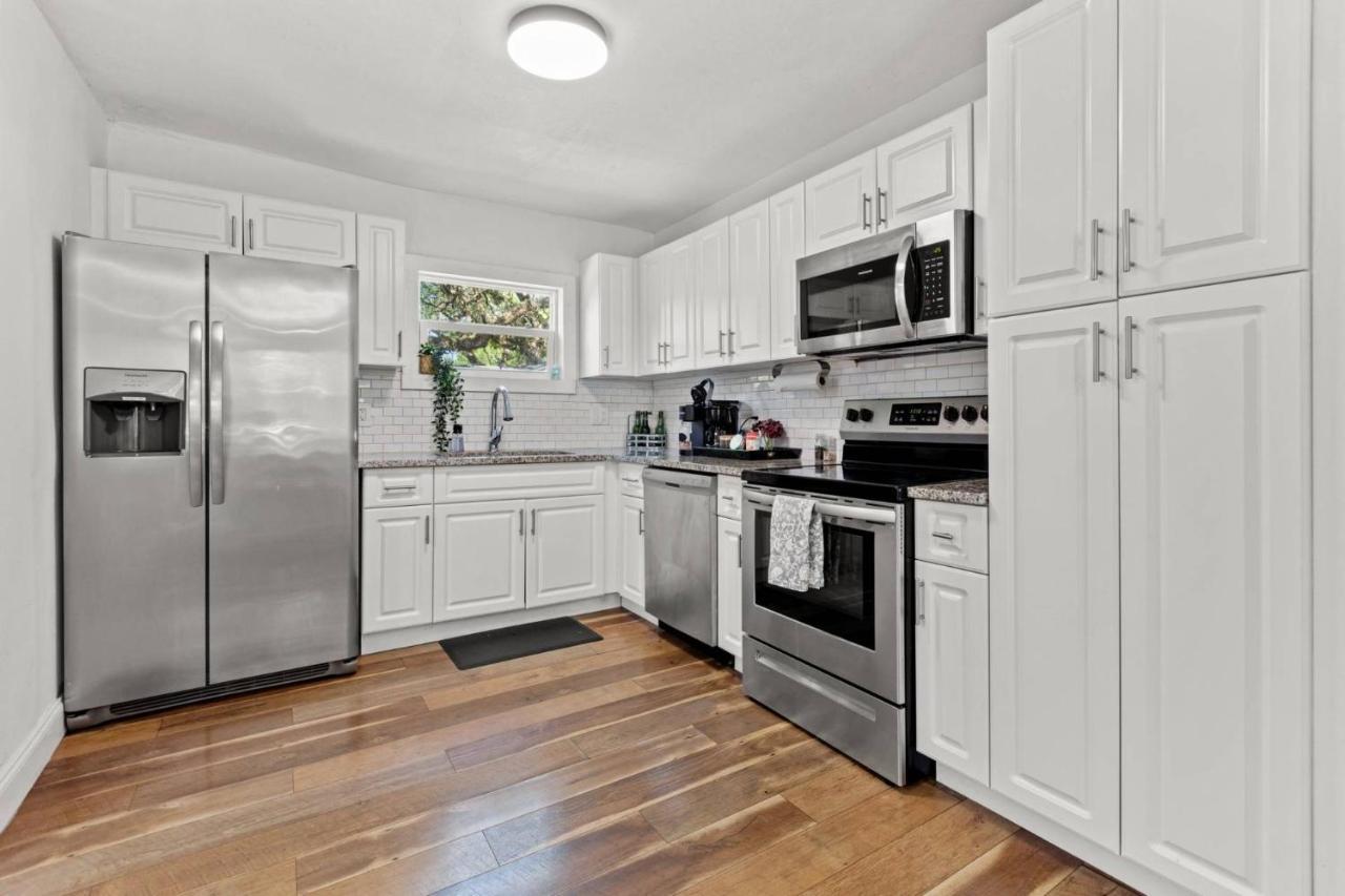 Treehouse Is A Quaint 2 Bedroom In An Up-And-Coming Part Of Town, Pet Friendly With Fenced Yard And Lounge Area That Is Close To Downtown Tampa Exterior photo