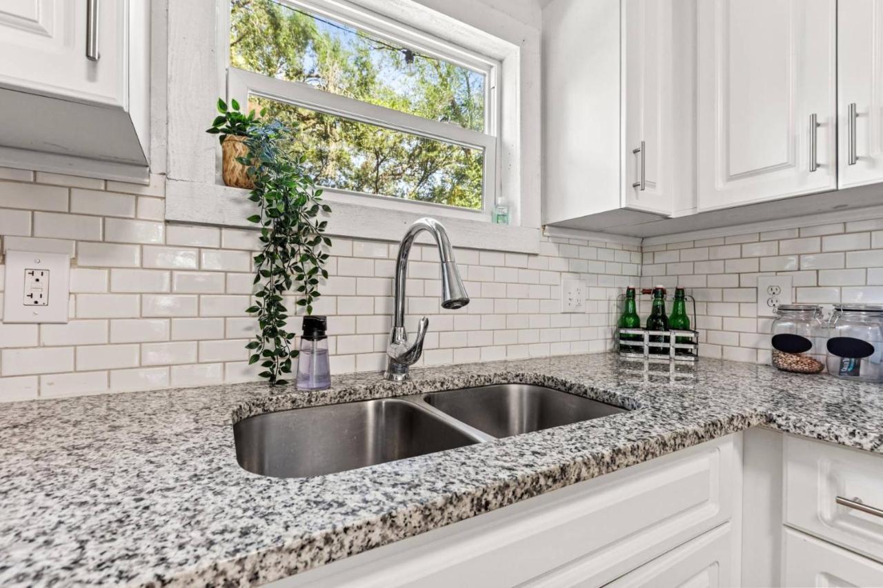 Treehouse Is A Quaint 2 Bedroom In An Up-And-Coming Part Of Town, Pet Friendly With Fenced Yard And Lounge Area That Is Close To Downtown Tampa Exterior photo